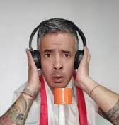 Foto de una personas que esta con auriculares y los esta agarrando, como referencia al programa Feliz Domingo.