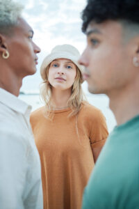 Hay tres personas que están mirándose a la distancia, critica a lo ¿qué es la monogamia?