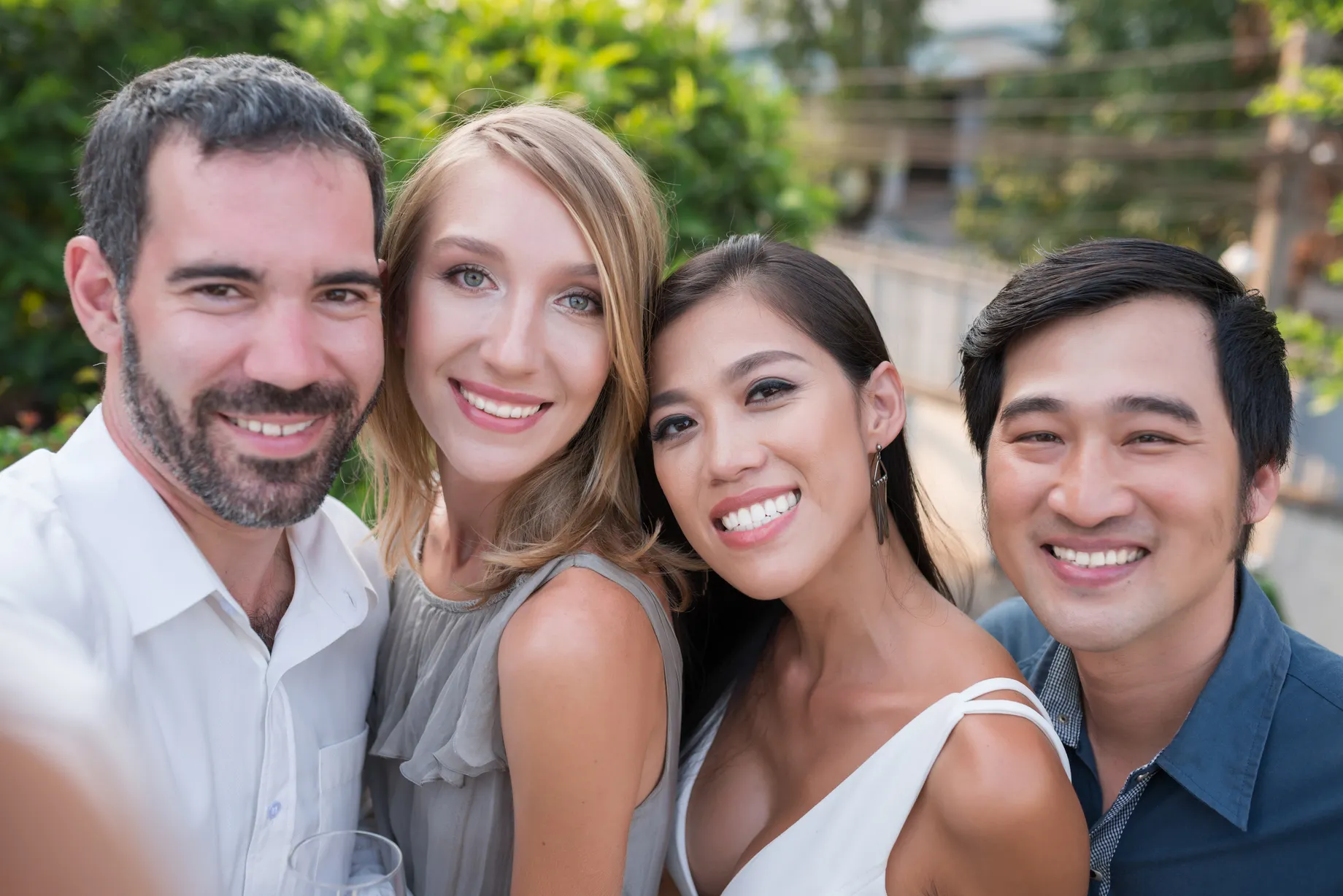Representación de parejas DADT, son cuatro personas que están sonriendo y están juntas
