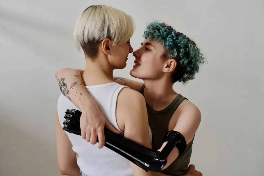 Hay una pareja que está practicando el amor consciente, se están abrazando