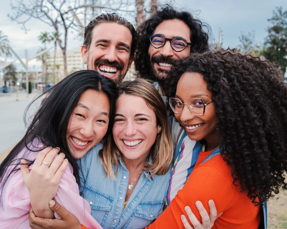 Hay distintas personas abrazadas y felices, están en un espacio en el exterior, ¿cómo saber si el amor es libre para mí?