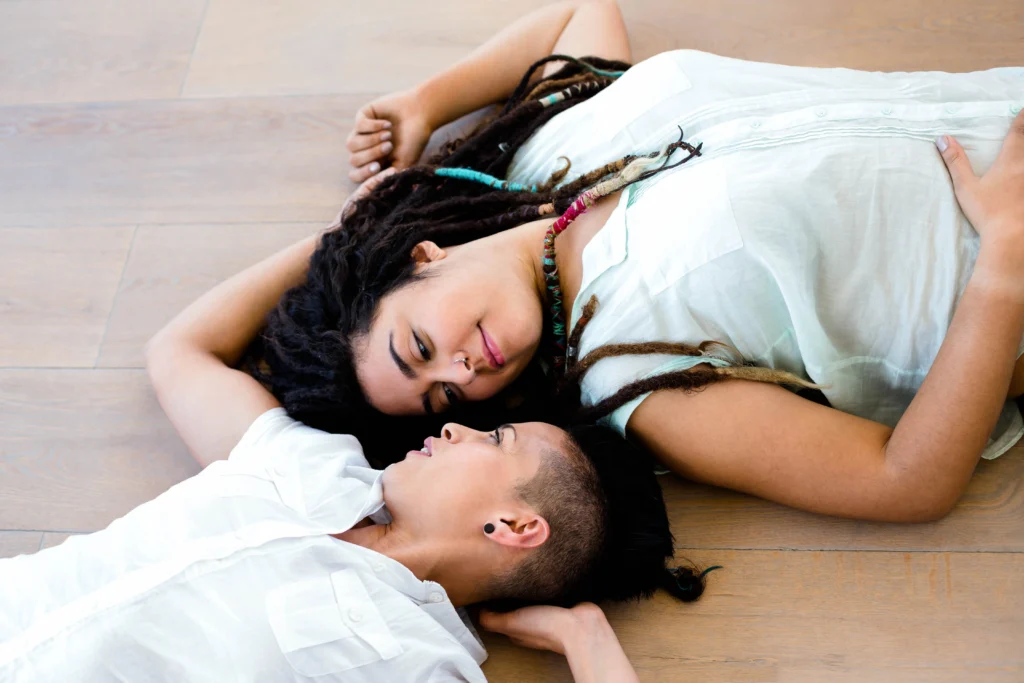 Viéndose frente a frente, hay una pareja que está en el piso, así son las relaciones sanas