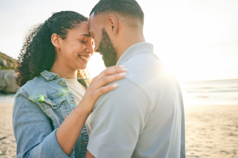 Así son las relaciones sanas, hay una pareja que está viéndose frente a frente, sonriendo
