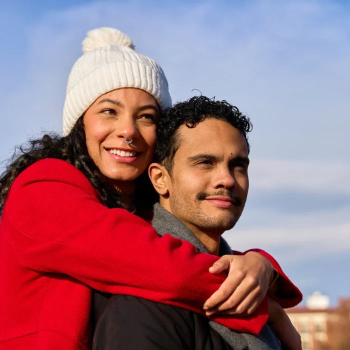 Representa las relaciones sanas, hay una pareja que está en el exterior abrazada